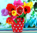 Tulpenstrauß in einer gepunkteten Vase